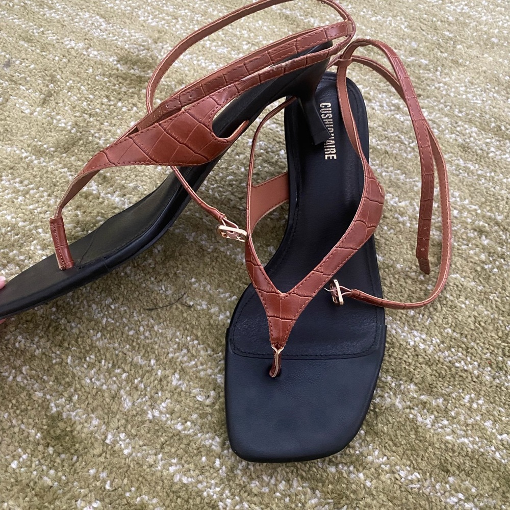 Women's Black and Brown heel - Picture 3 of 4